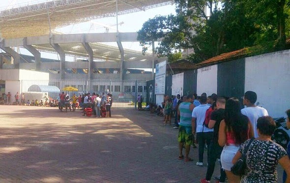 Torcida faz longas filas no Maracanã por ingressos do Flamengo