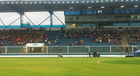 Torcida do Flamengo invade zona destinada ao Macaé Coluna do Fla