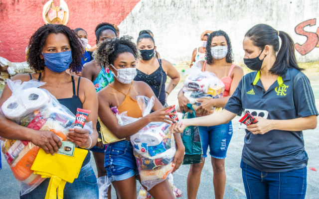 Na Osolid Ria Flamengo Distribui Cestas B Sicas E Lcool Em Gel No