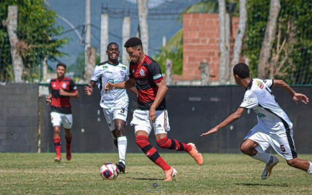 Joia de apenas 16 anos assina contrato o Flamengo vínculo vai até