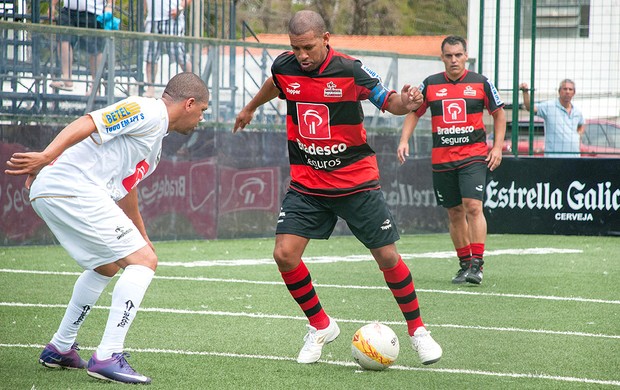 Com 6 gols de Djalminha, Flamengo passa para as semi do Showbol