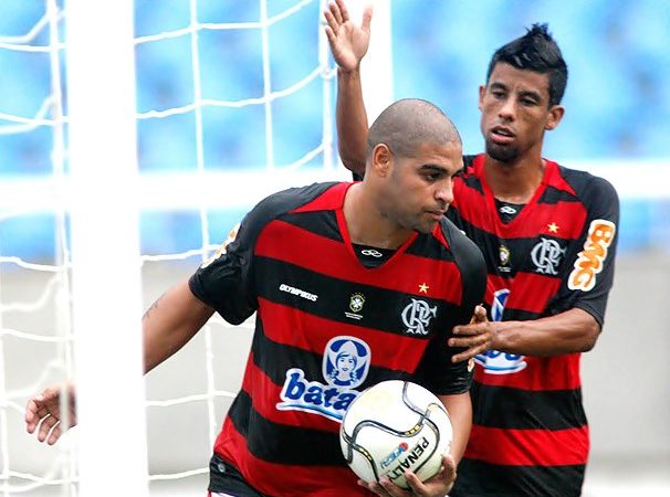 Léo Moura define Ronaldinho, Adriano e torcida do Flamengo.