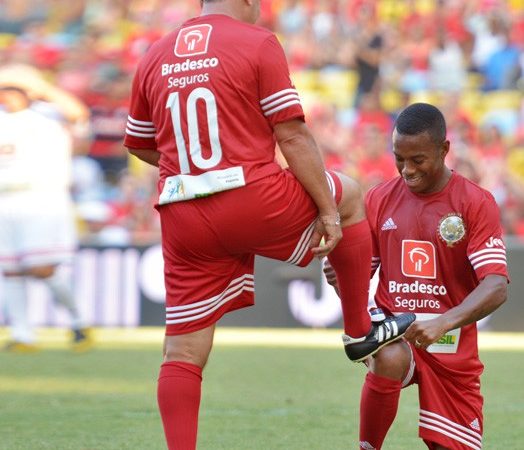 Robinho posta foto e homenageia Zico por aniversário.