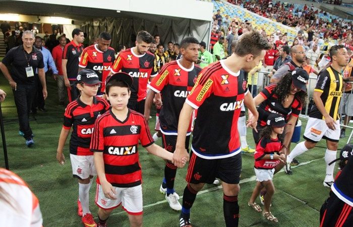 Superstição? Fla explica troca de camisa no 2º tempo.