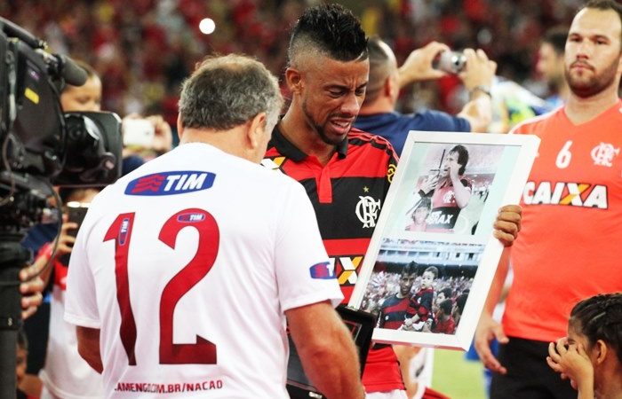 Zico dá placa a Léo Moura, e Presidente exalta.