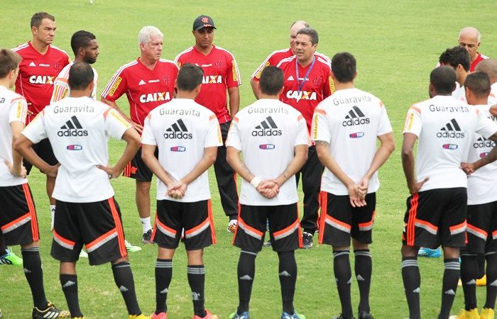 Luxa se reúne com grupo e mostra vídeo com erros.