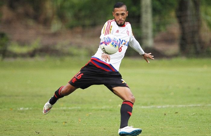 Santos encaminha contratação de Paulinho, do Flamengo, por um ano