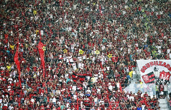 Organizadas usam símbolos dos clubes sem contrapartida.