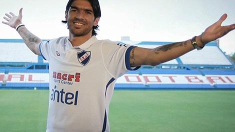 Novo time de Léo Moura negocia com Loco Abreu.