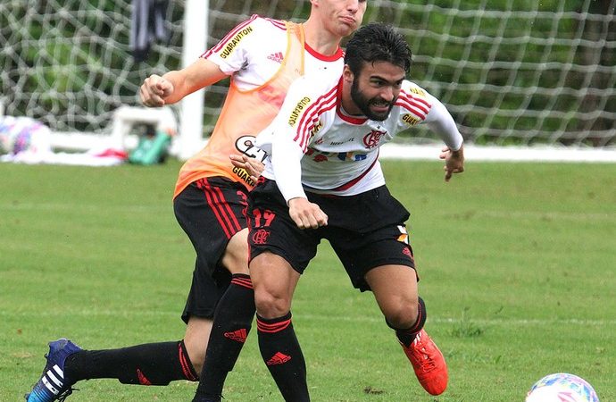 Everton e Arthur Maia ficam no banco no clássico