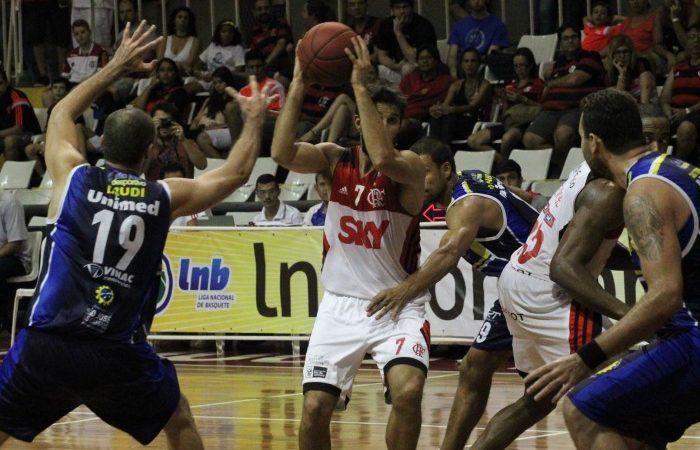 Em duelo entre Meyinsse e Caio Torres, Fla vence o São José