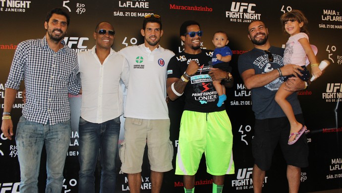 Atletas do UFC conhecem ex-jogadores de Fla e Bota.