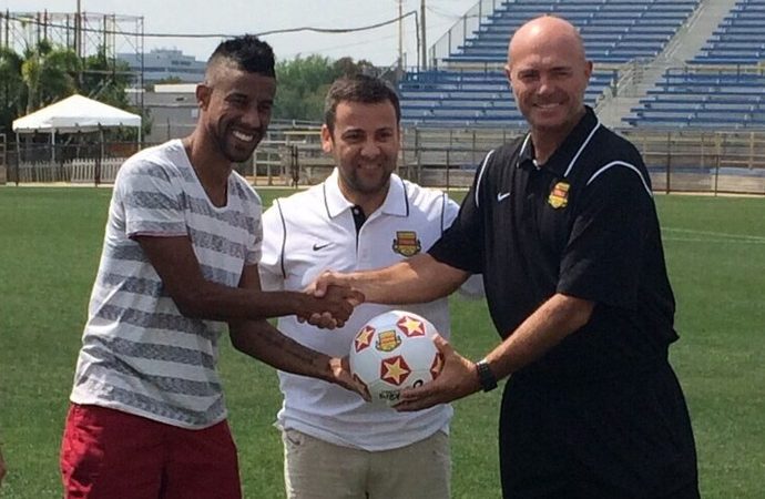 Léo Moura é apresentado nos Strikers