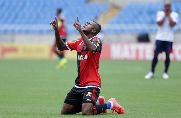 Flamengo vence e assume ponta contra Bonsucesso