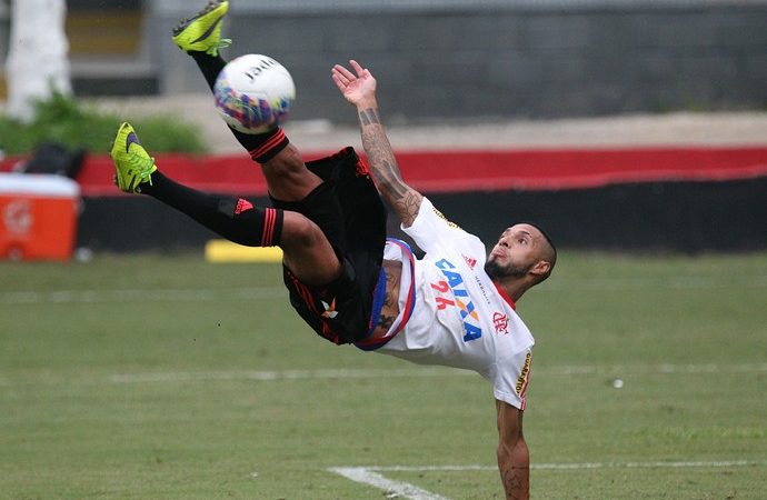 Paulinho se destaca, mas sente a coxa e deixa treina antes do final