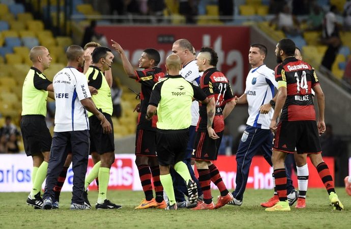 Diretoria do Flamengo protesta contra arbitragem no vestiário; vídeo