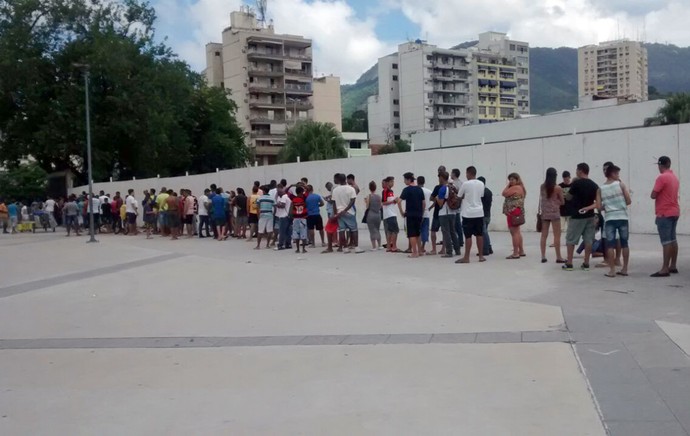 Ingressos começam a ser vendidos e Maraca tem fila