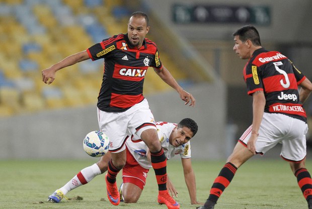 ‘Jogar no Flamengo é isso. Tem ganhar na quarta e no domingo’, diz Alecsandro