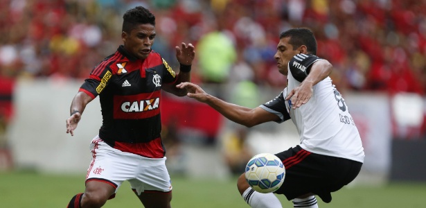 Com um mês de Flamengo, Almir é alvo da torcida e faz Luxa ser contestado