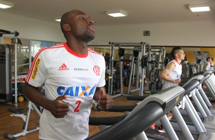 Mas já? Com problema no púbis, Armero é dúvida para estreia do Flamengo