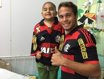 Douglas Baggio visita Hemorio e faz alegria de menino com leucemia