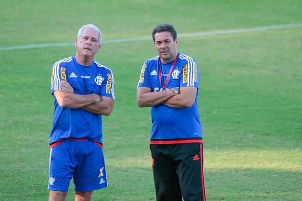 Flamengo tenta afastar crise e clima de cobrança