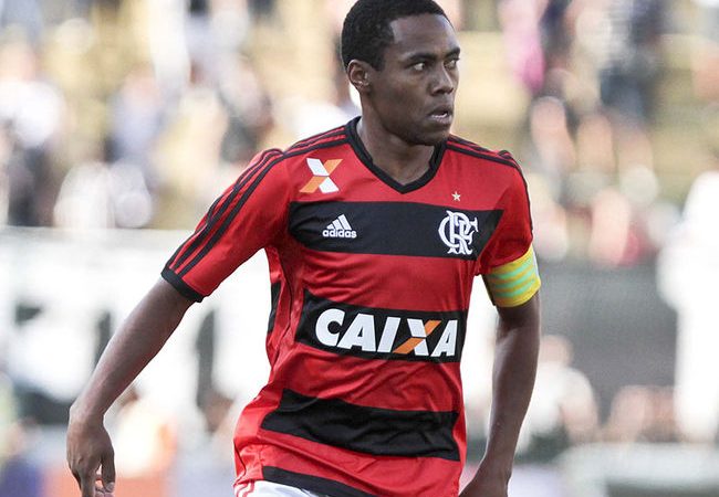 Flamengo continua de olho em Elias