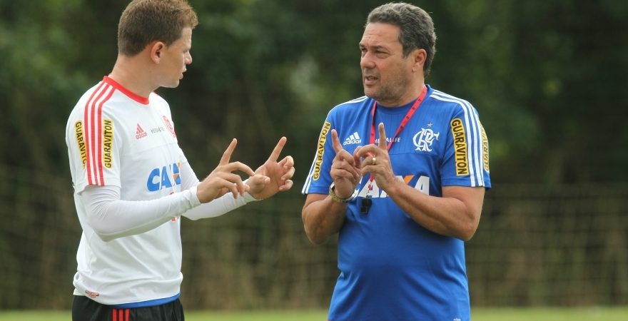 Flamengo volta a campo para treino técnico
