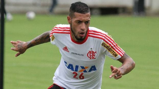 Paulinho faz intensivo contra lesões mas não tem volta garantida contra São Paulo