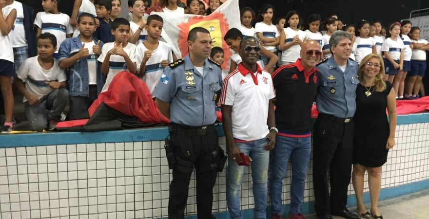 Responsabilidade Social doa camisa autografada para escola municipal