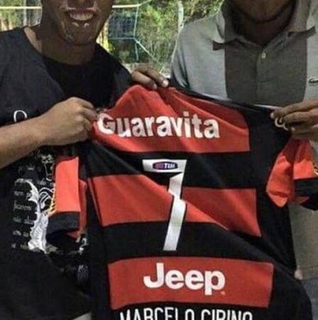 Cirino aparece em foto presenteando Ronaldinho com camisa do Flamengo