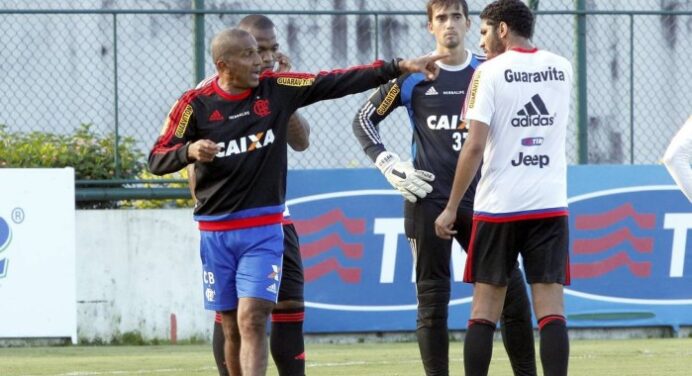 Atenção especial à defesa em treino do Flamengo
