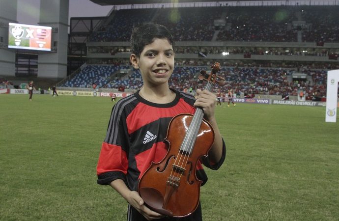 #carlinhoseterno: com violino, Flamengo homenageia seu ídolo