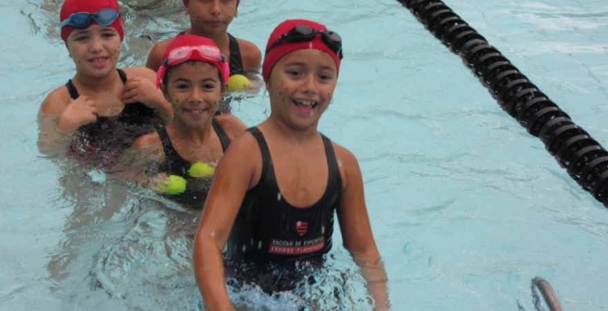 Turma de natação da Escola de Esportes curte festa junina na piscina