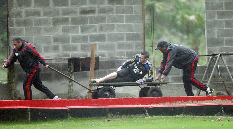 Vídeo: Paulo Victor se machuca e sai do campo de carrinho de mão direto para hospital