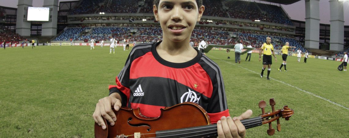 Pequeno rubro-negro participa de homenagem a Carlinhos