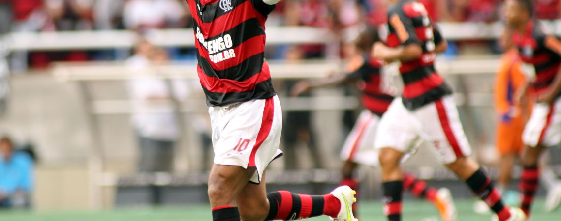 Ronaldinho Gaúcho também vira opção pra vestir a 10 do Flamengo