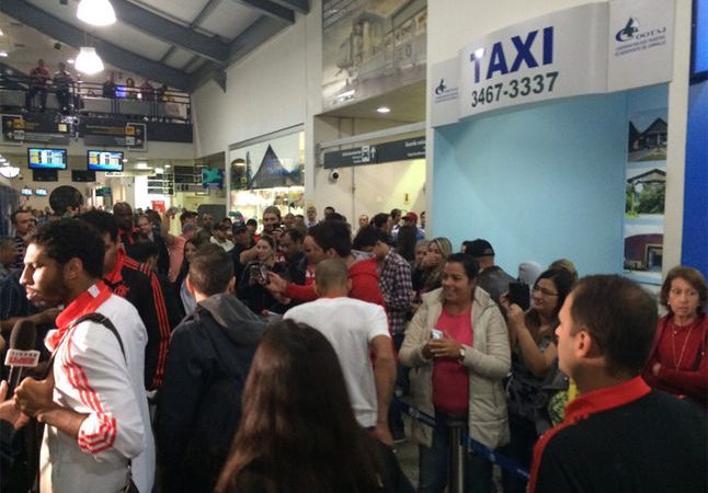 Poucos torcedores vão ao desembarque do Flamengo em Joinville