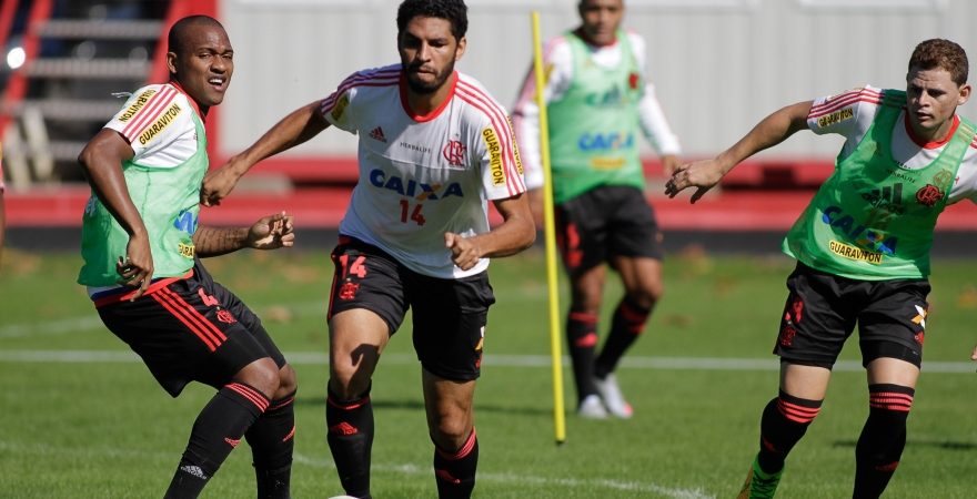 Pancadas, caras novas e provável novo titular no treino do Flamengo