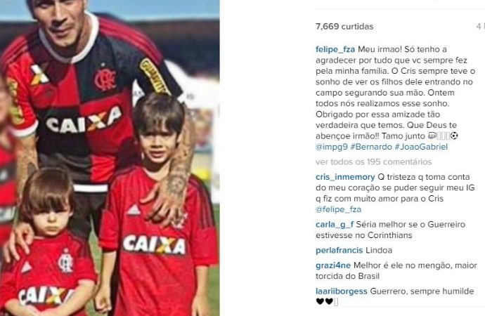 Guerrero entra em campo com os filhos do cantor Cristiano Araújo e realiza seu sonho