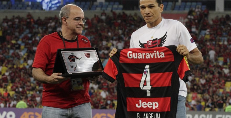 Ronaldo Angelim recebe homenagem do Flamengo no Maracanã