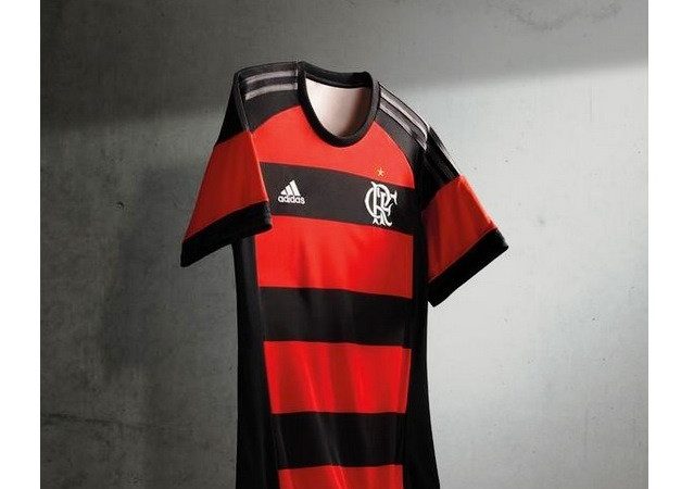 Adidas aproveita sucesso de Guerrero e lança camisa do Flamengo no Peru