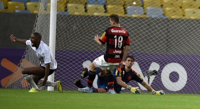César repete discurso pós-Galo e promete rever lance do gol