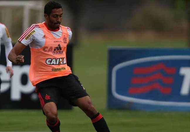 César Martins deve estrear pelo Flamengo, substituindo Wallace que sofre com lombalgia