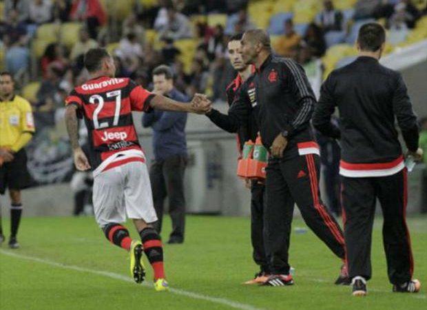 Cristóvão lamenta erros do Flamengo e pode usar Guerrero na quarta