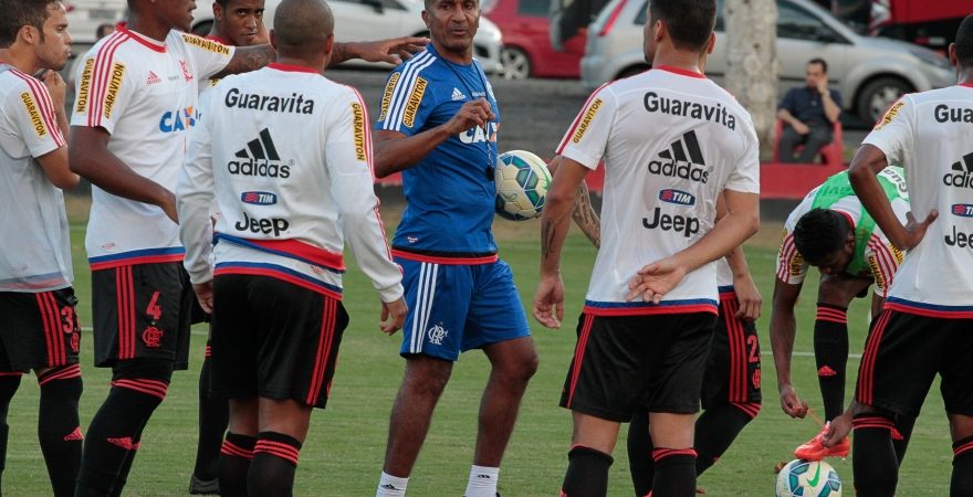 Jogadores do Flamengo pedem a presidente e diretores que não demitam Cristóvão