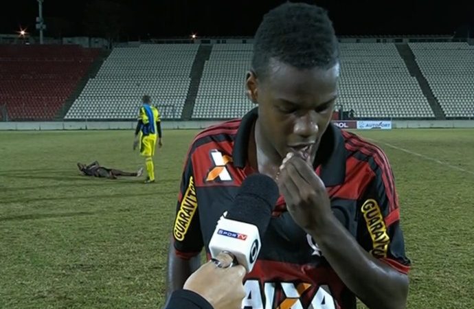 Vídeo: atacante do Flamengo dá entrevista inusitada após vitória no sub-17