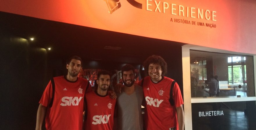 Gegê leva ex-companheiros em visita ao Fla Experience