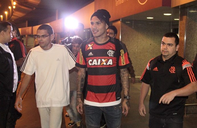 Guerrero chega ao Rio já vestindo a camisa 9 do Flamengo