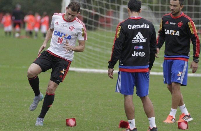 Cristóvão comanda treinos tático e técnico de olho no Santos